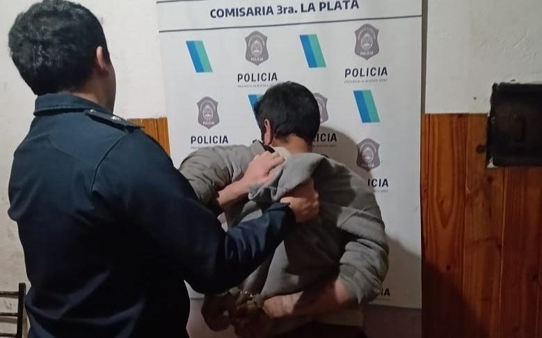 Llevaba varias horas tomando y quiso agredir a su pareja