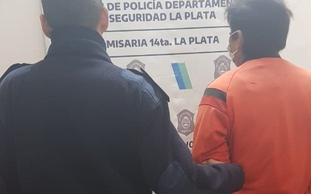 Buscaba a sus amigos en la comisaría y quedó preso