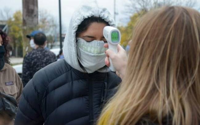 Da positivo hasta el 60% de los testeos que realizan en los barrios platenses