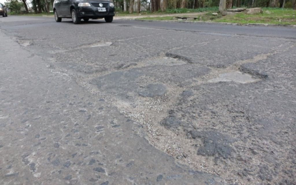 Reclaman la urgente reparación de un bache en la calle 3 entre 70 y 71