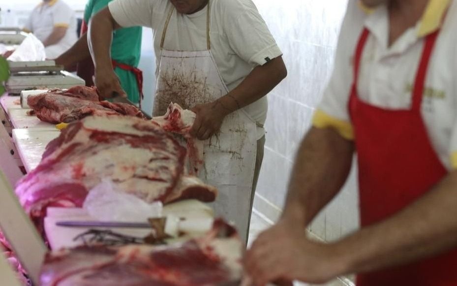 Avanzan negociaciones con los frigoríficos para volver a exportar carne