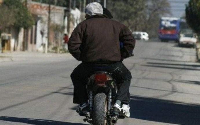 Llegó a su casa en auto con su esposa y nietos, y los asaltaron