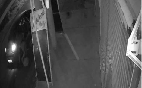 Negaron haber retenido a la mujer que se tiró del auto