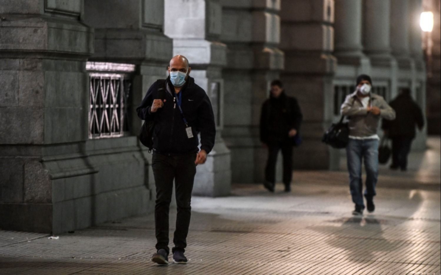 El 28% de los platenses que vuelve al país no se aísla