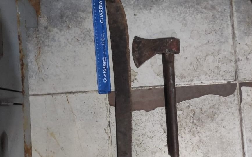 Irrumpió en una casa con un hacha y un machete