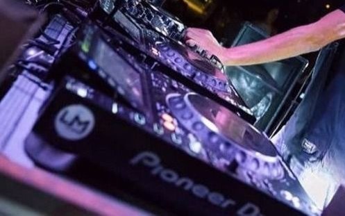 Un DJ platense al banquillo, acusado de violencia de género