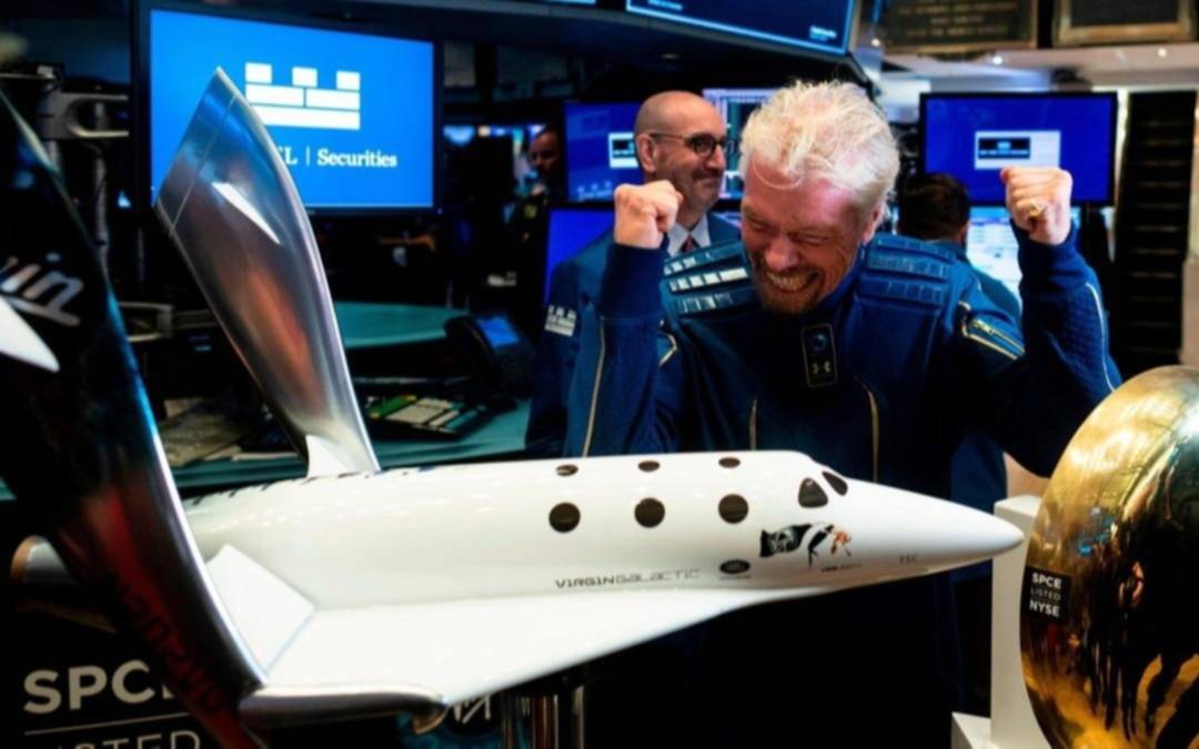 Branson quiere llegar al espacio antes que Bezos