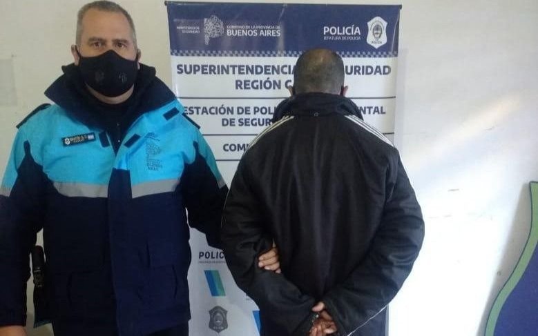 Se probó las zapatillas e intentó llevárselas sin pagar pero lo vieron: preso