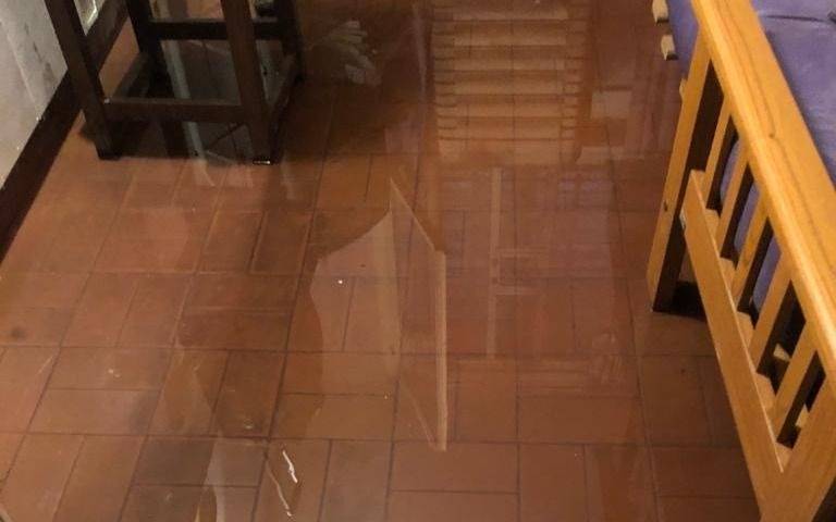 Reclamo por un desborde cloacal en la calle 530 entre 2 y 3 que inunda las casas