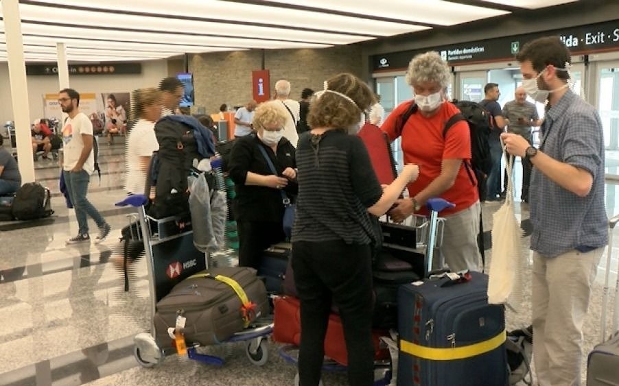 Analizan prorrogar el cupo de ingreso de pasajeros al país e interviene la Justicia
