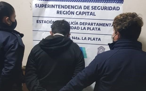 Ofrecían a la venta bufandas y calzoncillos, pero cayeron con droga
