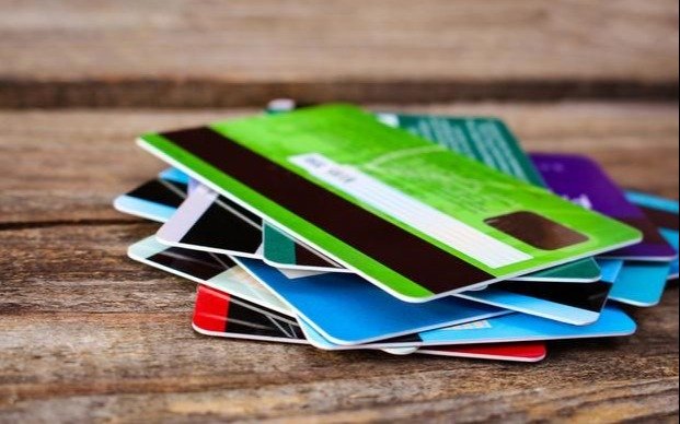 Las compras con tarjetas subieron pero pierden fuerza