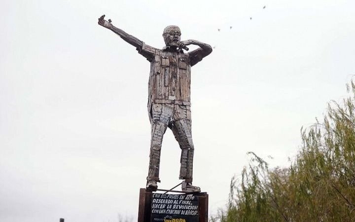 “Una obra redonda”: una estatua de hierro y chatarra reciclada para rendir homenaje al Indio Solari
