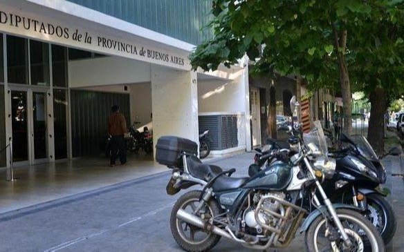 La necesidad de regularizar el estacionamiento y el tránsito de las motos