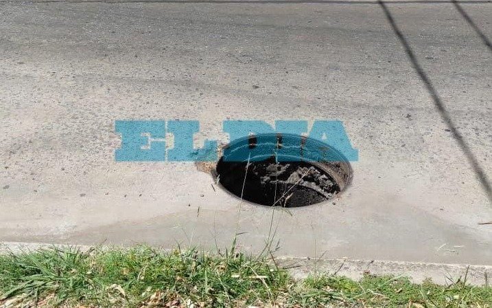 Peligro por una tapa de inspección que sobresale del asfalto en 45 y 26