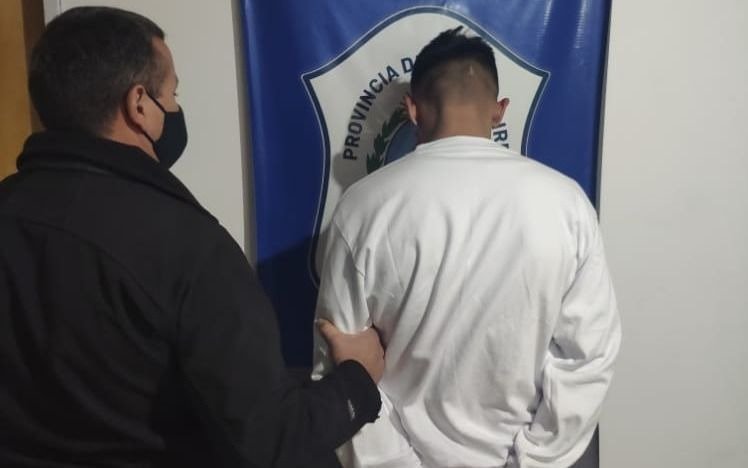 A fondo, con un auto que tenía pedido de secuestro