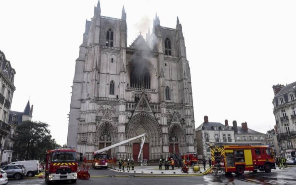 Francia: cura asesinado por el sospechoso de incendiar una catedral