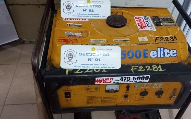 Con energía propia y una amoladora, cortaban vías