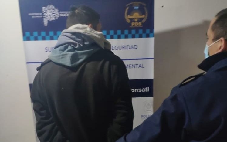 Lo sorprendieron con una barreta en una casa y trató de escapar: preso
