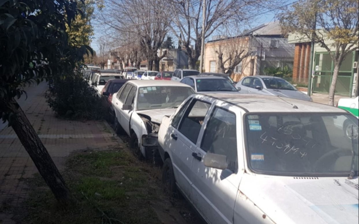 Autos arrumbados ya no dejan espacio en 28 entre 62 y 63