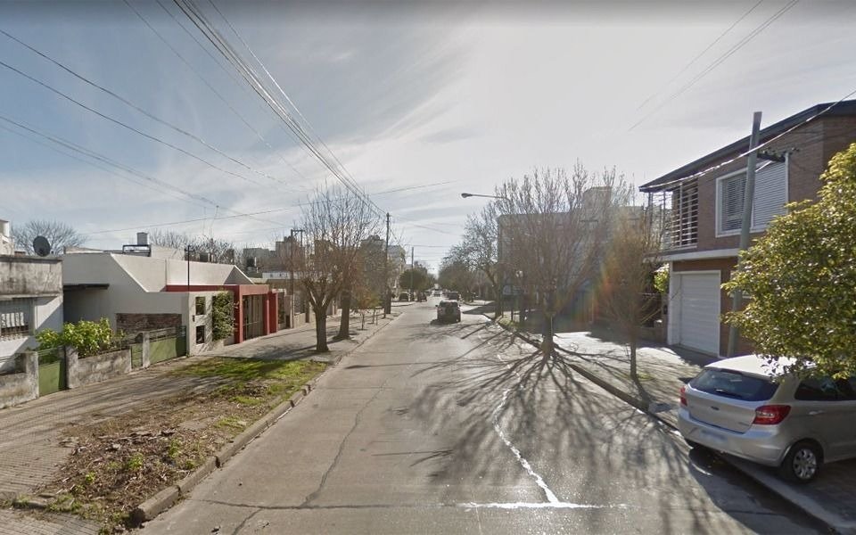 La Loma: a media tarde lavaba el auto y los ladrones vieron la posibilidad de la entradera