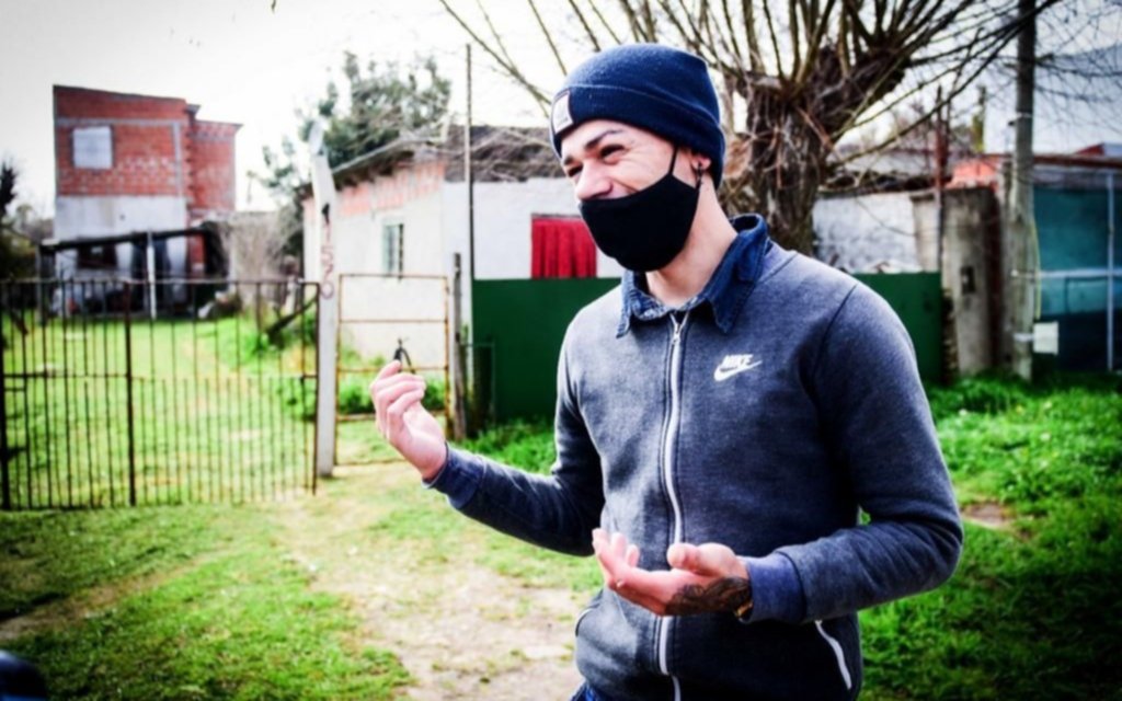 El joven peluquero solidario hipoacúsico pide ayuda: cortará el pelo por un ladrillo