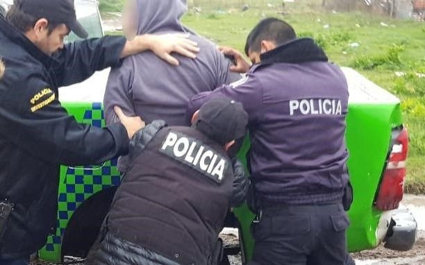 En moto y sin patente, quiso evadir un control policial, pero lo atraparon