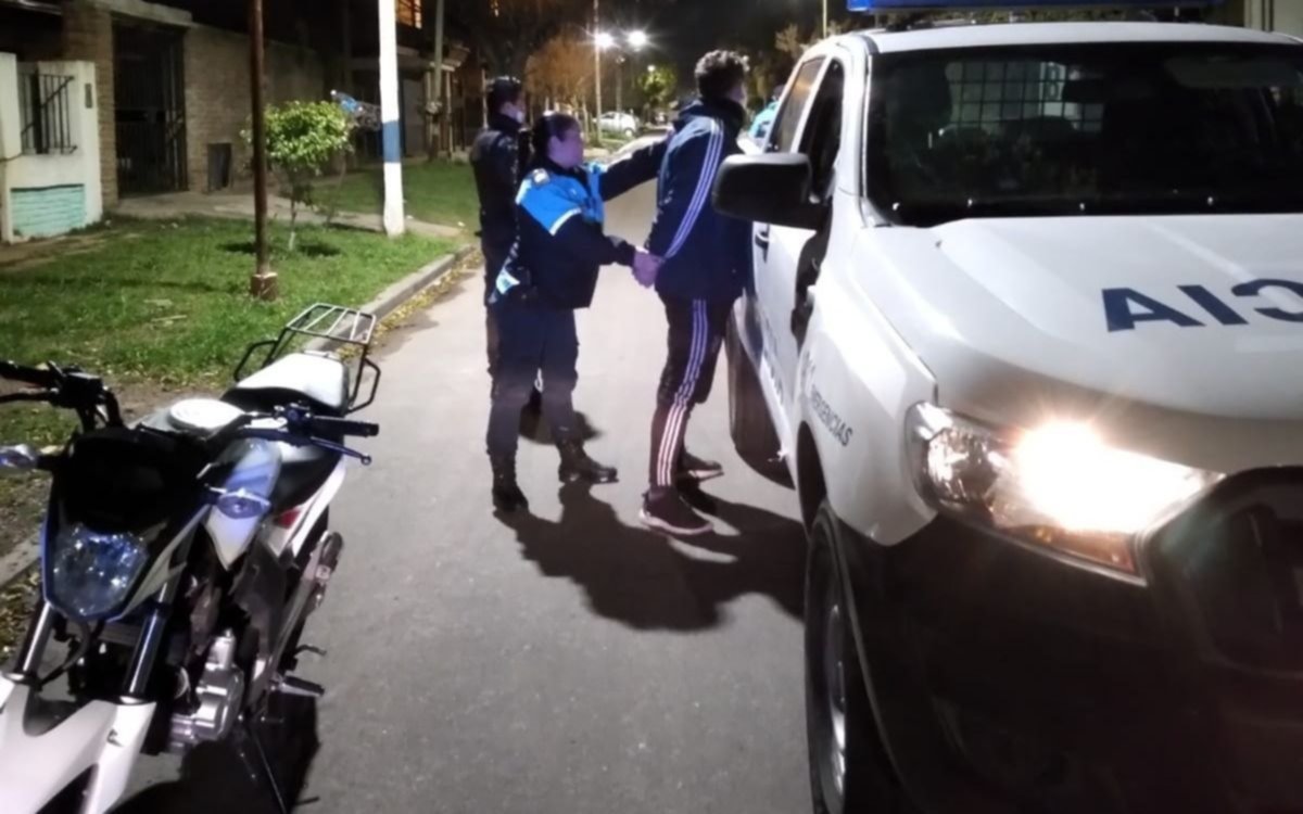 Villa Elvira: persiguiendo a motochorros dieron con un aguantadero