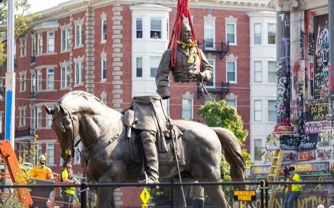 Desmontan emblemático monumento considerado un símbolo esclavista