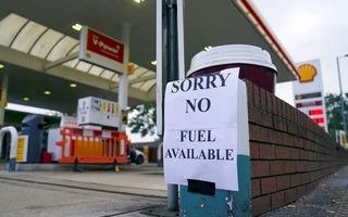 Soldados británicos ya distribuyen nafta a las estaciones de servicio
