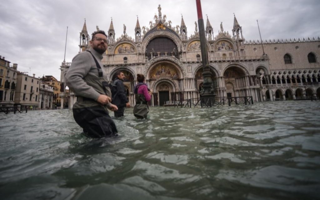 El agua volvió a inundar la Basílica de San Marcos
