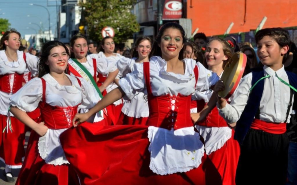 La Fiesta del Inmigrante cierra con el tradicional desfile de colectividades