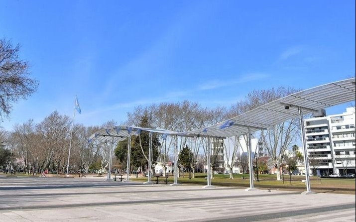 Presentación de la Escuela de Danzas en la plaza Malvinas