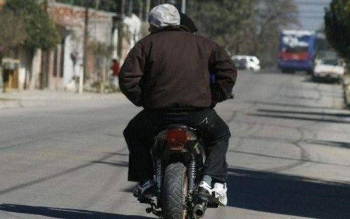 Motochorros asaltan a una familia en Parque Castelli