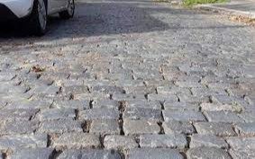Críticas al avance sobre calles con empedrado
