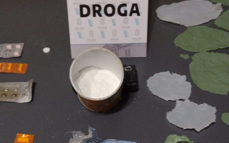 Vendía droga, retuvo a una joven y la sometió