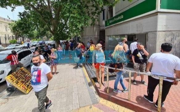 Confusión en algunos bancos por el horario