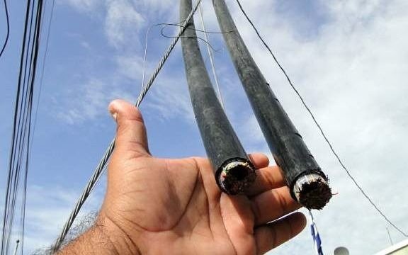 Descubren a un menor de 15 años con las “manos en los cables”, en Tolosa