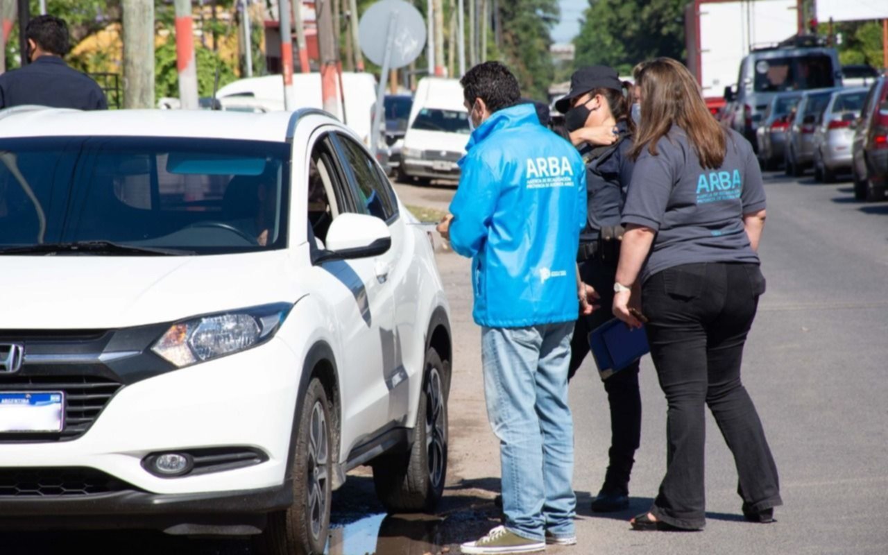 Salen a la caza de los deudores con autos caros