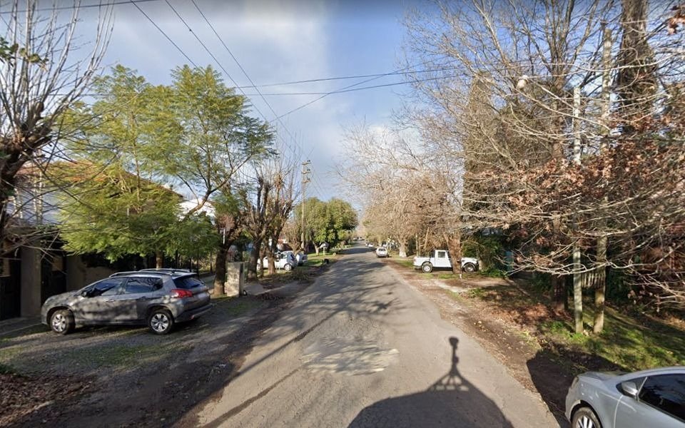 A pocas cuadras, una familia vivió una noche repleta de golpes, patadas y culatazos