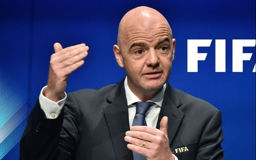 Infantino quiere apretar la agenda y no descarta el “tiempo neto” de juego