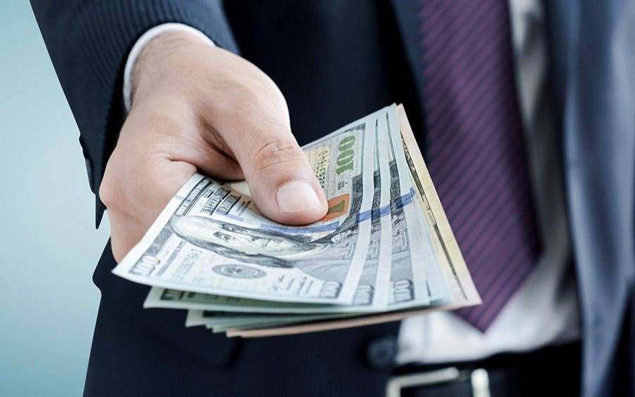 El dólar blue arrancó con 2 pesos menos en 2022