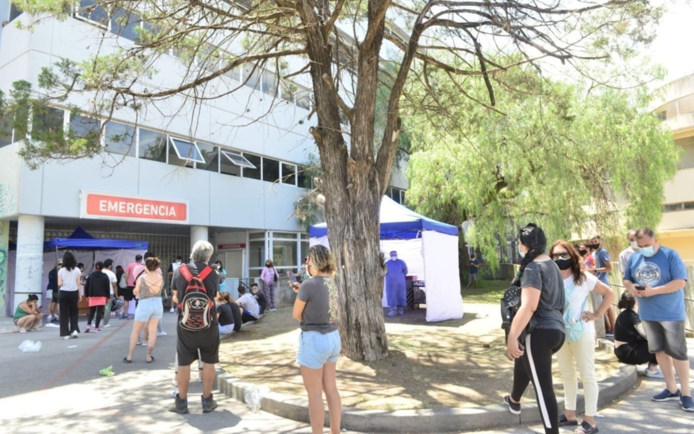 Centros de testeo apremiados por una demanda masiva y la vacunación, demorada