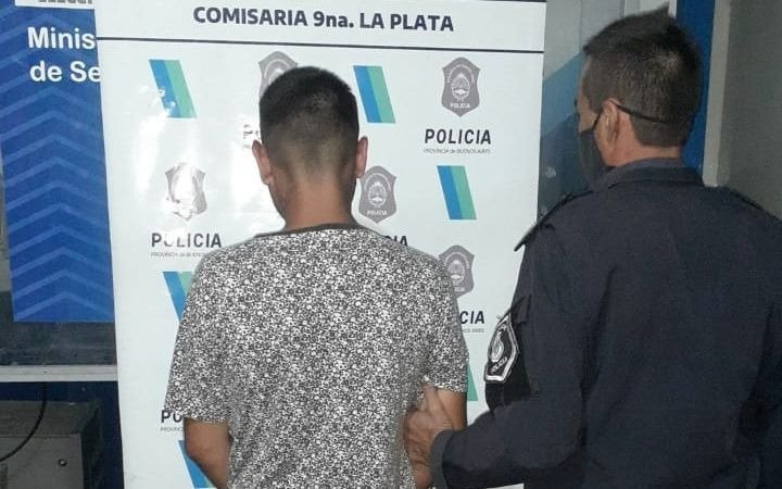 Se fue a vacunar al hospital San Martín y a la pasada atracó un kiosco en 1 y 69