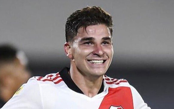 Julián Álvarez analiza tres ofertas y en River cruzan los dedos