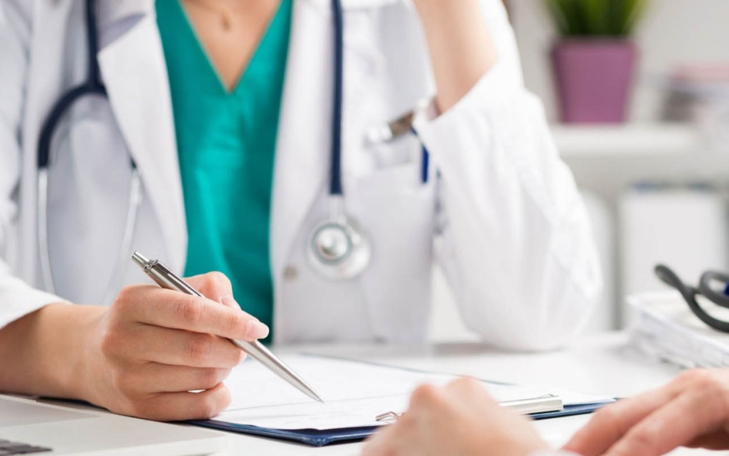Médicos contra los nuevos criterios de aislamiento para el personal de salud