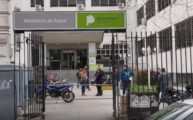 Denuncian la impresión de carnet de vacunación truchos en La Plata
