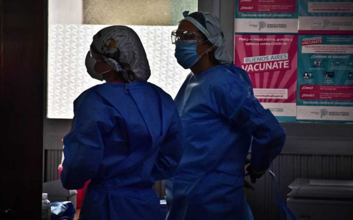 Caen los contagios pero no las muertes: hubo 318 fallecidos y 42.437 casos