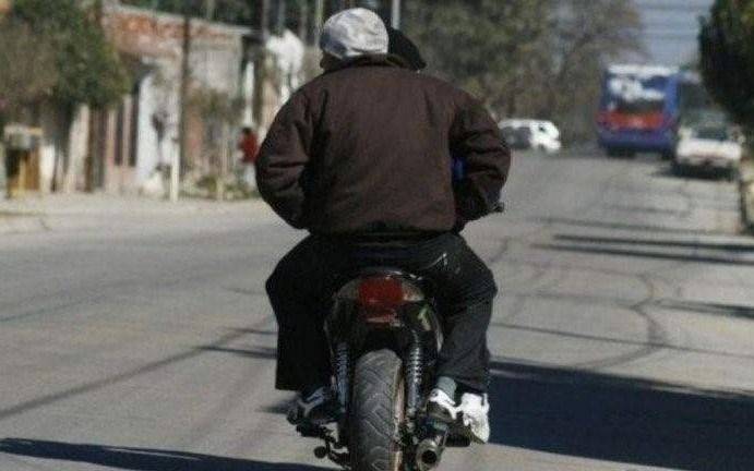 En 28 y 53, dos motochorros le robaron el auto a una mujer