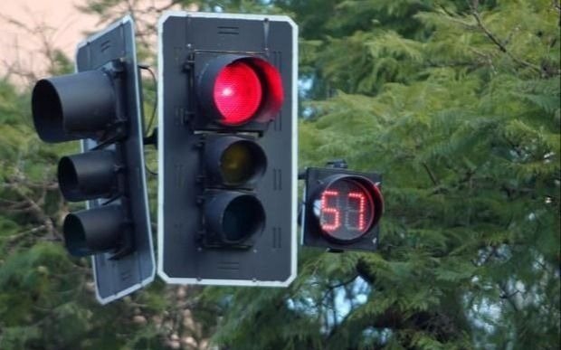 Cruzar semáforos en rojo, la infracción que crece en el tránsito de nuestra ciudad